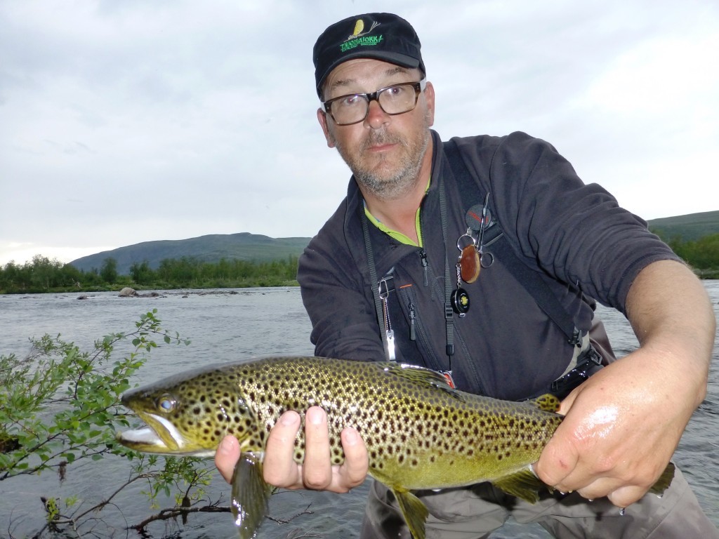 Robert mit einer kapitalen Kaitum-Forelle oder "die Schöne und das Biest" P1050448